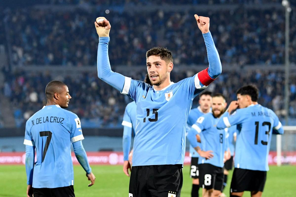 乌拉圭中场球员费德里科·巴尔韦德在 2026 年 FIFA 世界杯南美区预选赛乌拉圭对阵智利的比赛中进球后庆祝。
