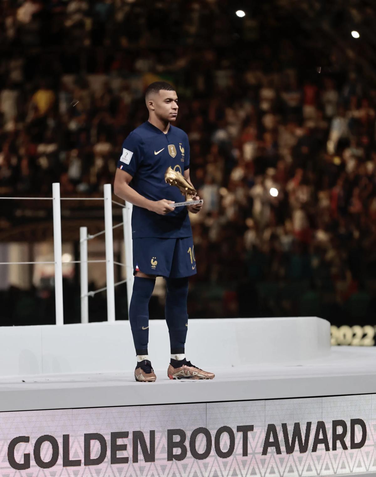 卡塔尔卢赛尔城 - 12 月 18 日:法国队的基利安·姆巴佩 (Kylian Mbappe) 在卢赛尔体育场举行的 2022 年 FIFA 世界杯决赛阿根廷与法国之间的颁奖仪式上荣获金靴奖
