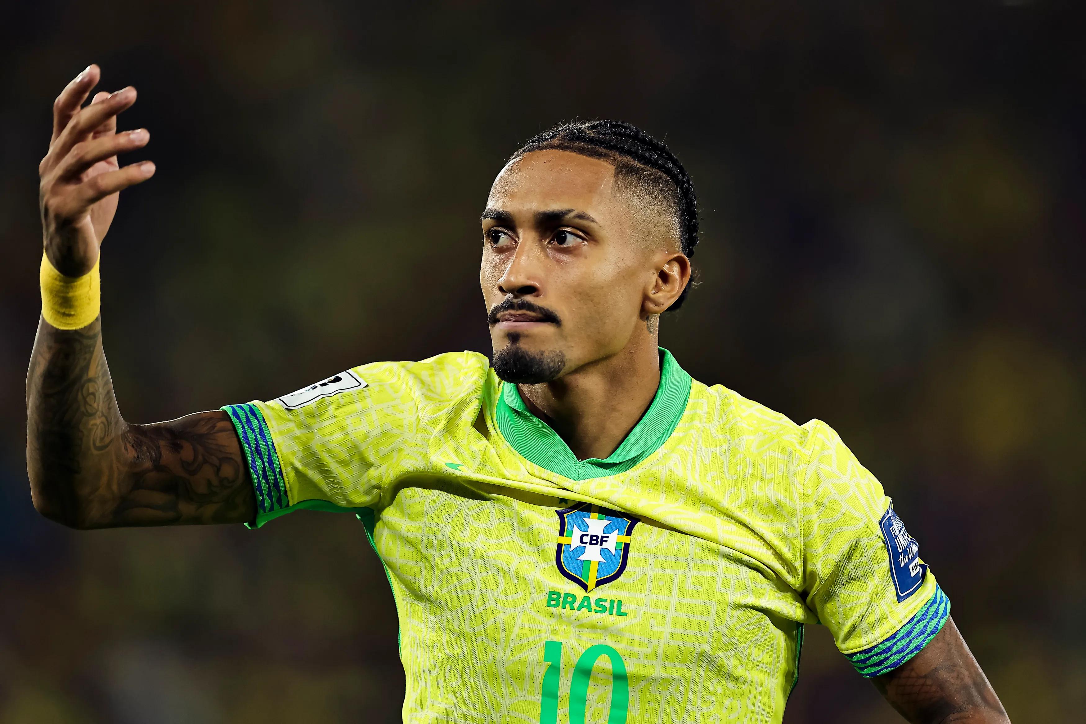巴西里约热内卢 - 9 月 4 日:2025 年 9 月 4 日在马拉卡纳体育场举行的 2026 年 FIFA 世界杯南美区预选赛中,巴西队的拉芬哈·迪亚斯 (Raphinha Dias) 做出手势