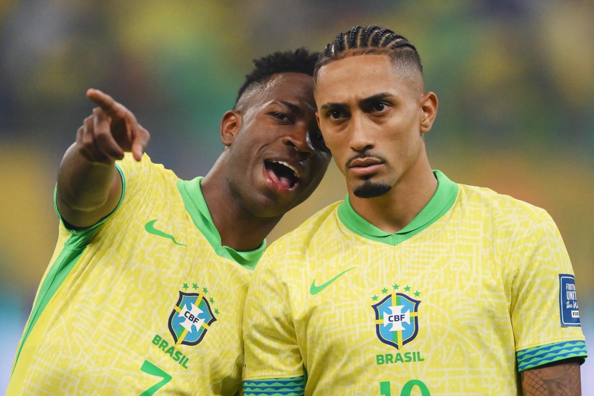 巴西萨尔瓦多 - 11 月 19 日:巴西球员维尼修斯和拉菲尼亚在 2026 年 FIFA 世界杯南美预选赛巴西队和乌拉圭队在丰特诺体育场举行的比赛前排队时交谈