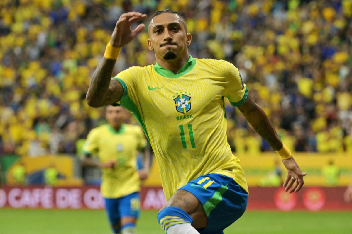 巴西前锋 11 号拉芬哈在巴西利亚马内加林查体育场举行的 2026 年 FIFA 世界杯南美区预选赛巴西队与秘鲁队的足球比赛中进球后庆祝