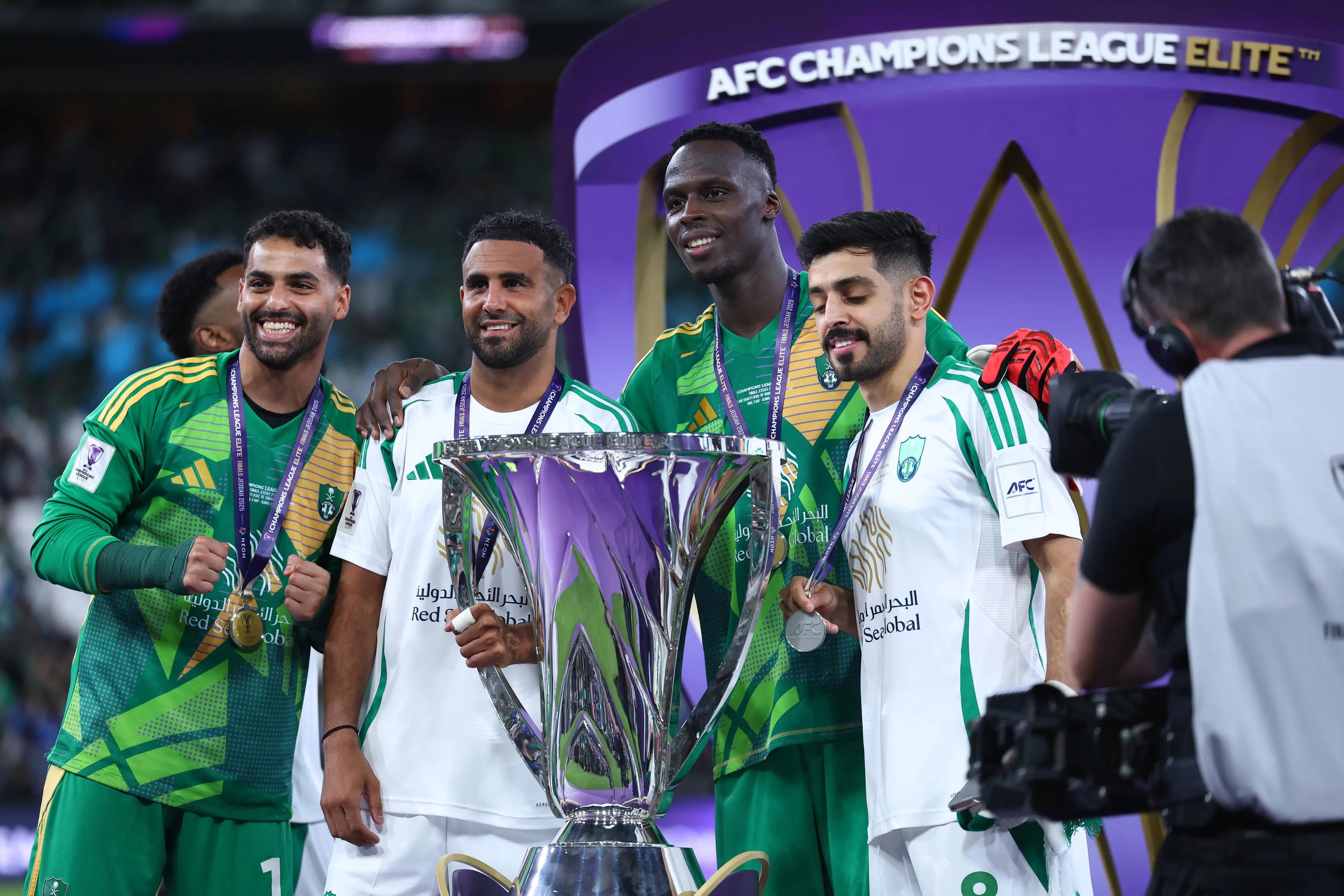AL-Ahli FC 对阵川崎前锋 - 亚冠联赛精英决赛沙特阿拉伯吉达 - 5 月 3 日：AL-Ahli FC 队的爱德华·门迪 、里亚德·马赫雷斯 、Su…｜2026世界杯